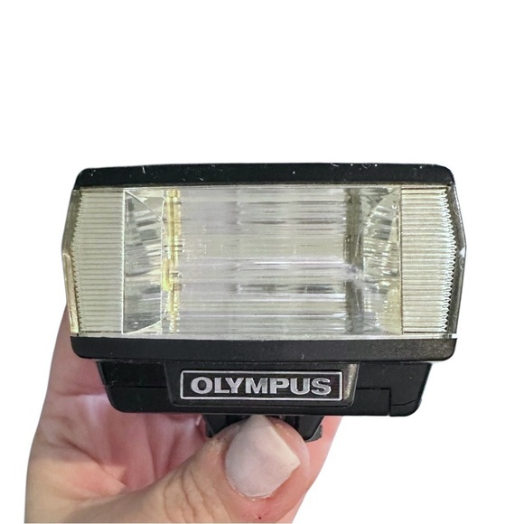 Vintage Olympus OM-1 35mm Photography Camera with Flash Attachment and Cases - Picture 4 of 16